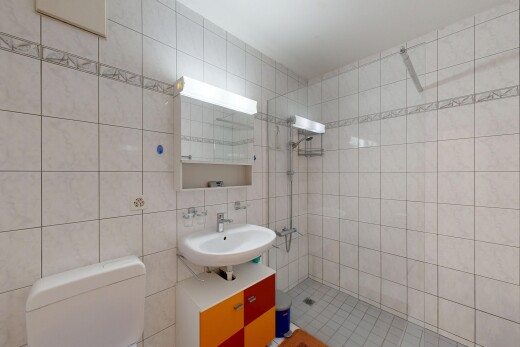 bad mit dusche, komplettes badezimmer, spiegel, fliesenwand, und tile wall