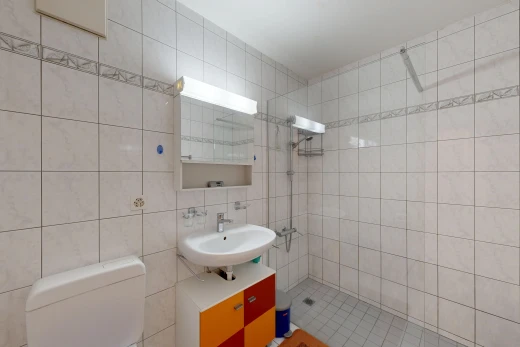salle de bains avec douche, salle de bain complète, miroir, mur en carrelage, et tile wall