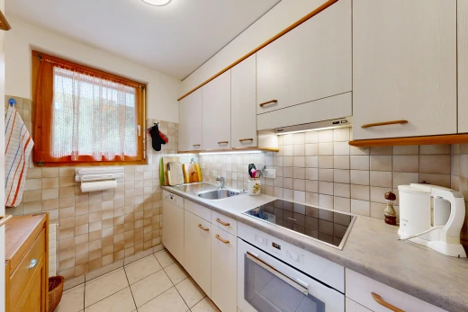 cuisine avec light countertops, plans de travail, four, light floor, et plaque de cuisson