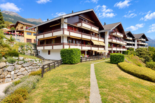 extérieur du bâtiment avec mountain view, vue sur la montagne, day time, from community, et apartment complex view