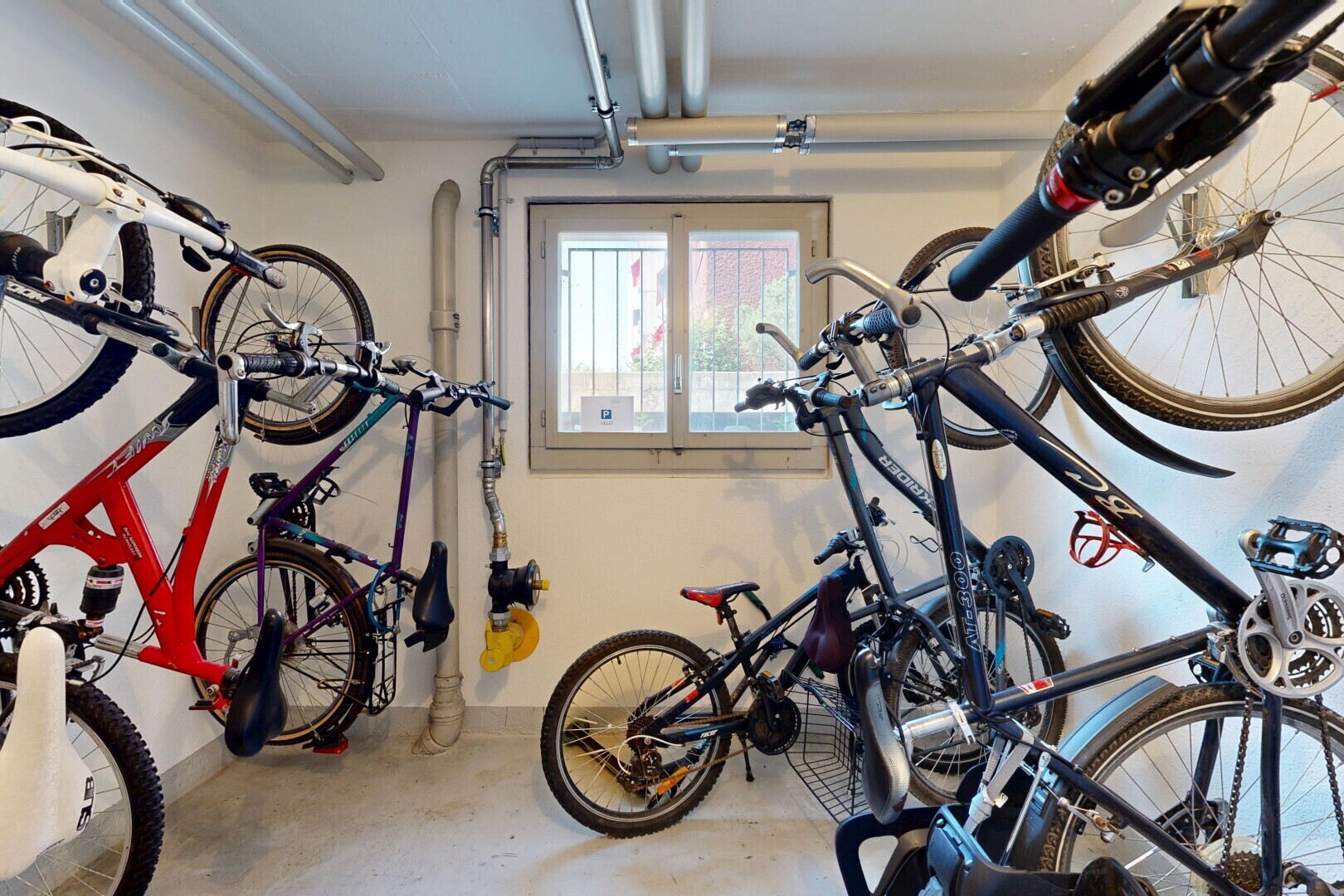 fitnessstudio mit natürliches licht, drywall, gipskartonwand, concrete floor, und betonboden