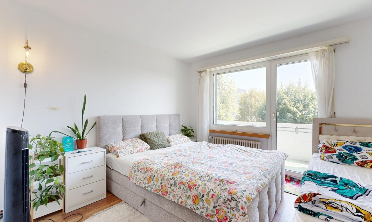 zimmer / schlafzimmer mit gipskartonwand, drywall, inside property, holzfußboden, und wood finish floor