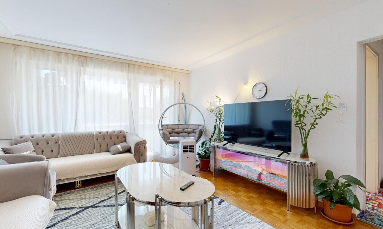 wohnzimmer mit fernseher, holzfußboden, wood finish floor, gipskartonwand, und drywall