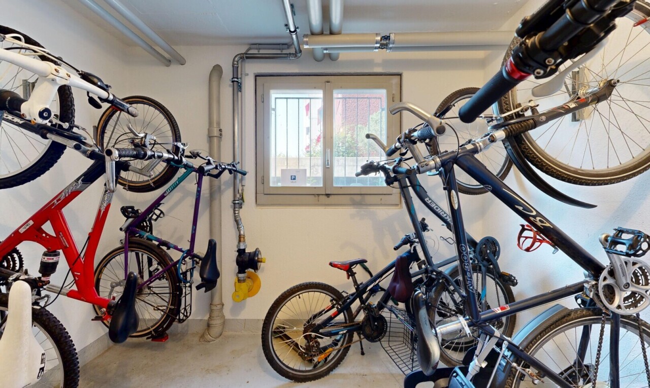 fitnessstudio mit natürliches licht, drywall, gipskartonwand, concrete floor, und betonboden