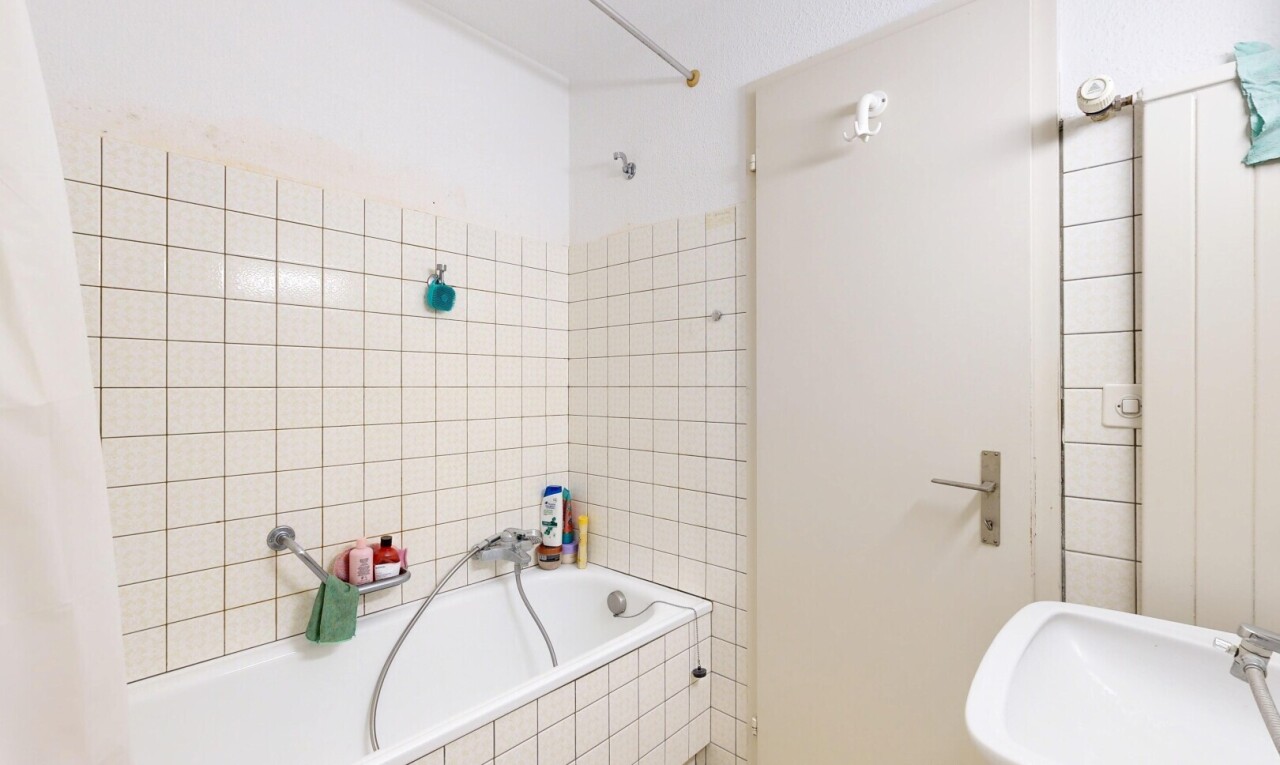 bad mit kombiniertes bad / dusche, komplettes badezimmer, waschbecken, inside property, und light floor