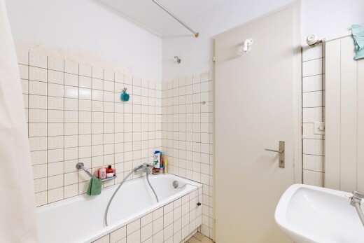 bad mit kombiniertes bad / dusche, komplettes badezimmer, waschbecken, inside property, und light floor