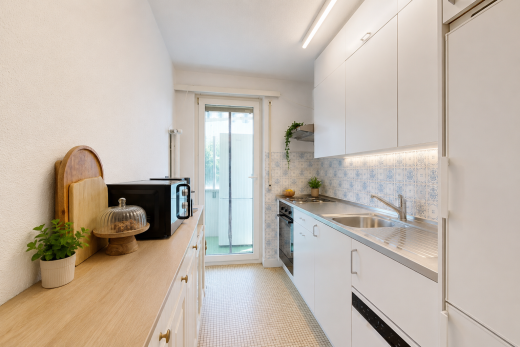küche mit kühlschrank, light countertops, arbeitsplatten, light floor, und mikrowelle