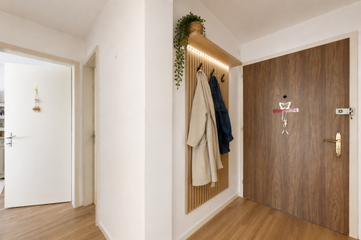 halle / korridor mit holzfußboden, wood finish floor, gipskartonwand, drywall, und inside property