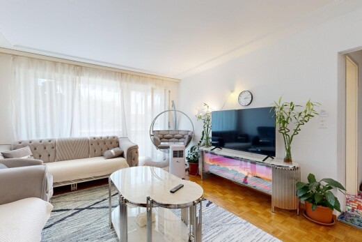 wohnzimmer mit fernseher, holzfußboden, wood finish floor, gipskartonwand, und drywall