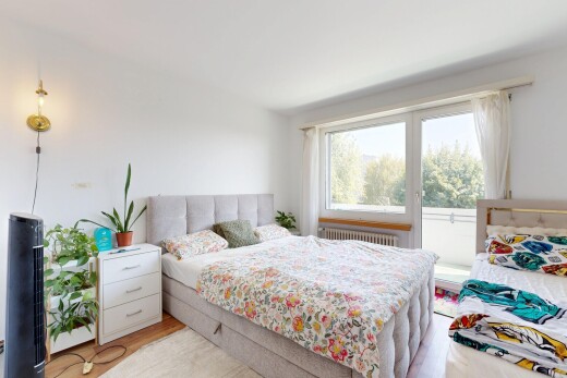 zimmer / schlafzimmer mit gipskartonwand, drywall, inside property, holzfußboden, und wood finish floor