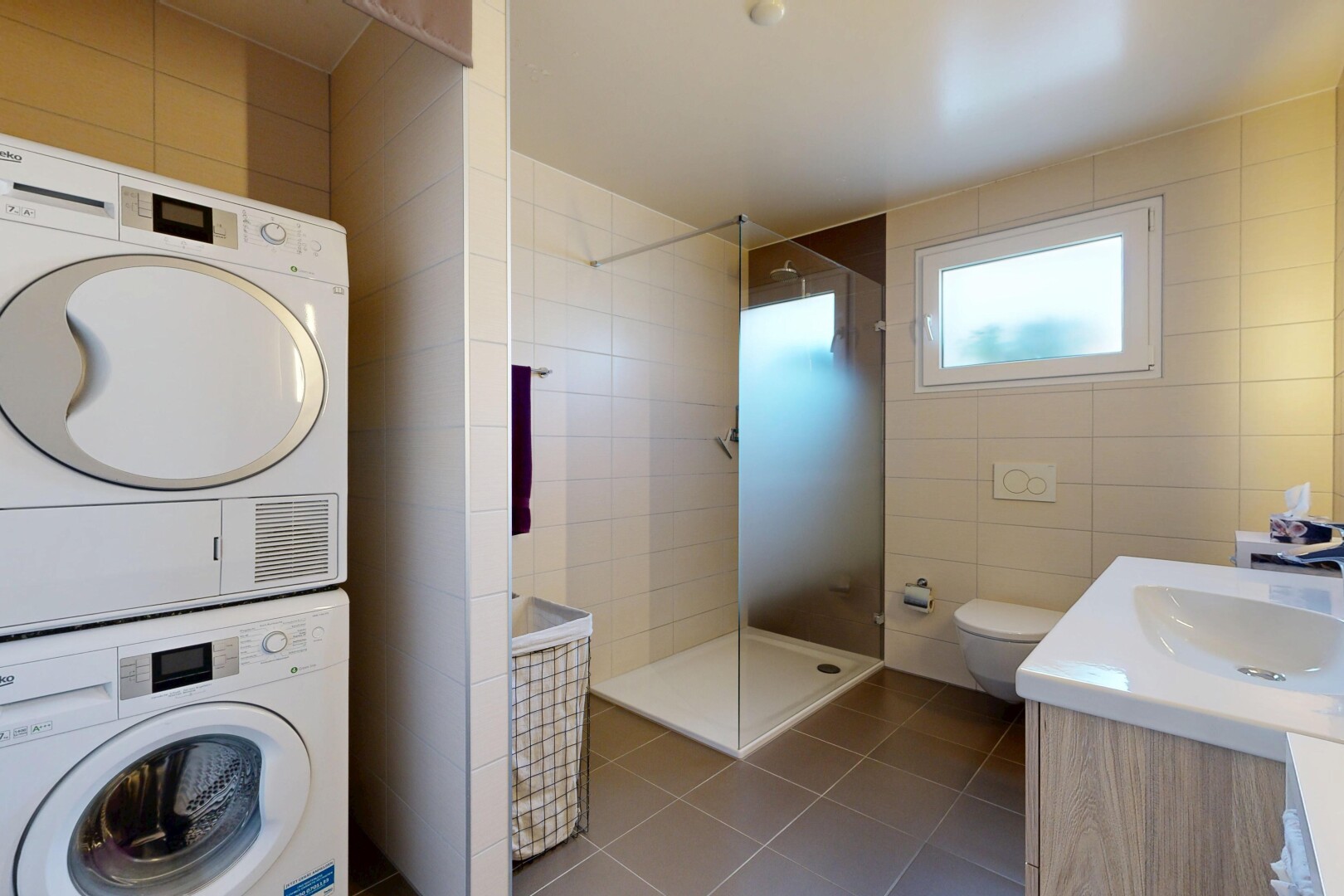 salle de bains avec mur en carrelage, tile wall, salle de bain complète, douche, et lavabo (ou coiffeuse selon le contexte)