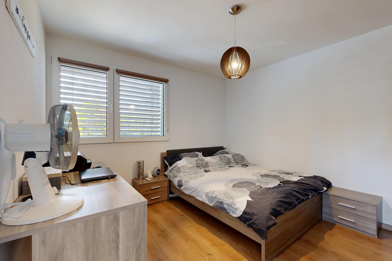 chambre avec éclairage suspendu, cloison sèche, drywall, sol en finition bois, et wood finish floor