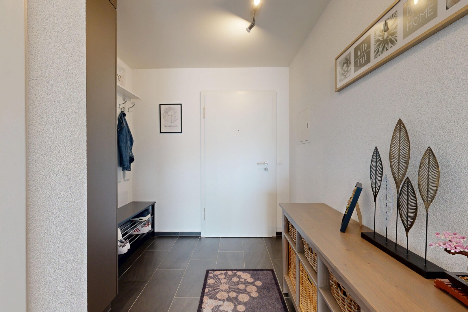 couloir avec dark floor, éclairage sur rail, et inside property