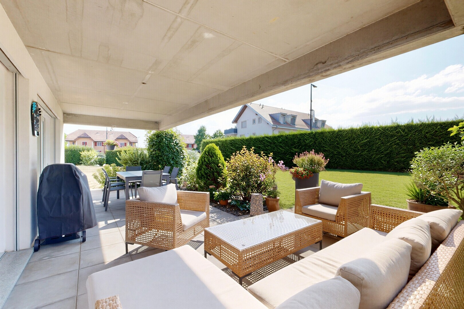 terrasse avec espace de vie extérieur, terrasse, coin repas extérieur, et from property