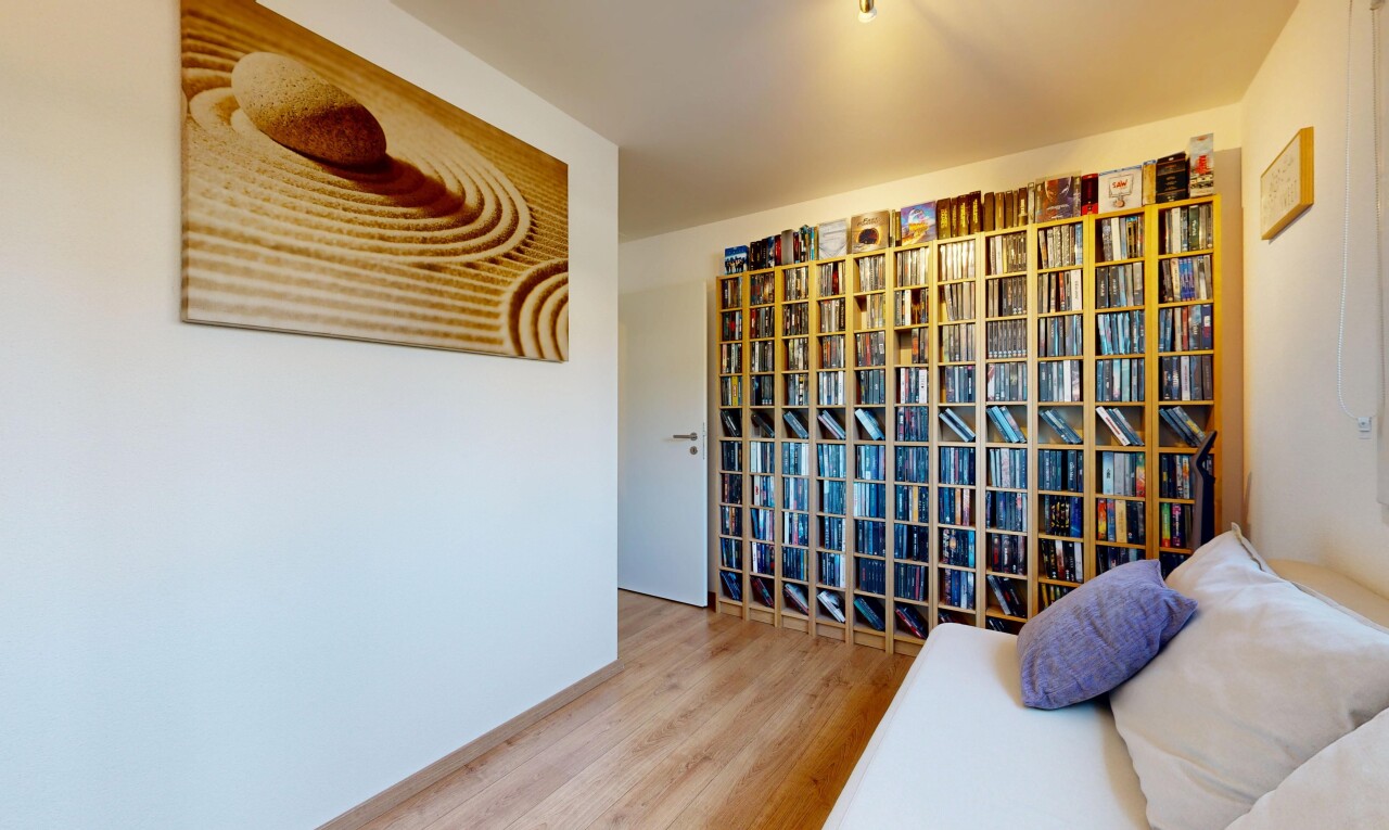 salon avec drywall, cloison sèche, wood finish floor, sol en finition bois, et inside property