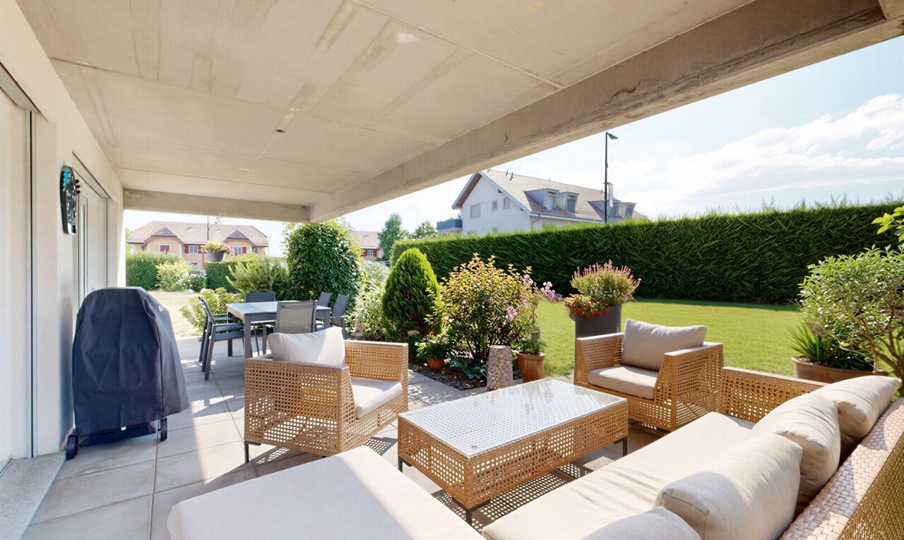 terrasse avec espace de vie extérieur, terrasse, coin repas extérieur, et from property