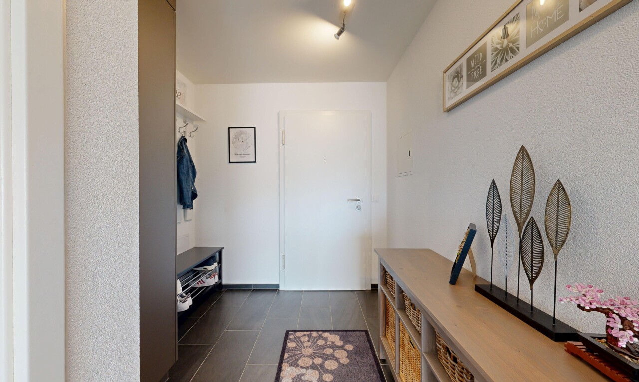 couloir avec dark floor, éclairage sur rail, et inside property