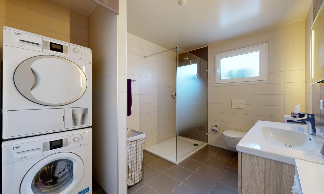 salle de bains avec mur en carrelage, tile wall, salle de bain complète, douche, et lavabo (ou coiffeuse selon le contexte)