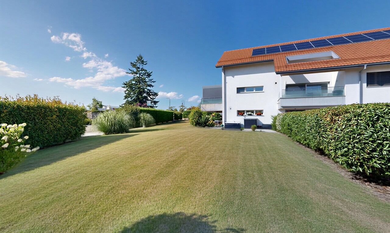 façade avec toit en tuiles, pelouse, day time, property visible, et panneaux solaires