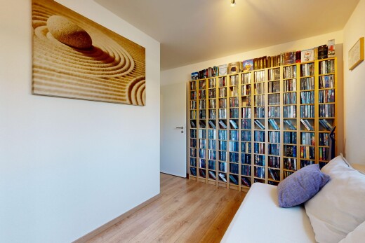 salon avec drywall, cloison sèche, wood finish floor, sol en finition bois, et inside property
