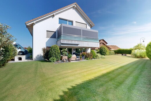 façade avec toit en tuiles, pelouse, property visible, terrasse, et day time