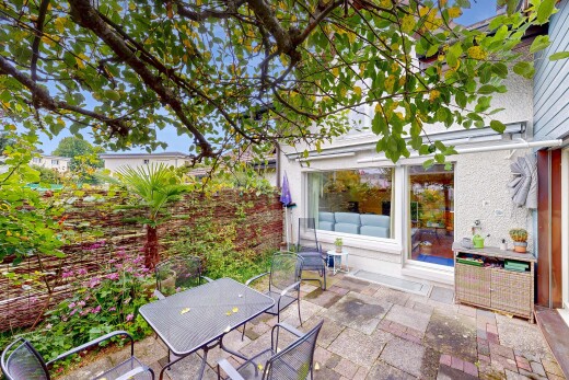 terrasse mit terrasse, essbereich im freien, property visible, und day time