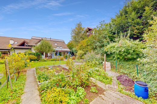 garten mit garten, day time, und property visible