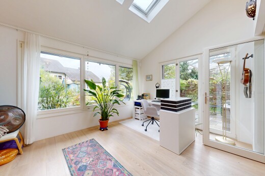 büro mit bürobereich, natürliches licht, natural light, dachfenster, und inside property