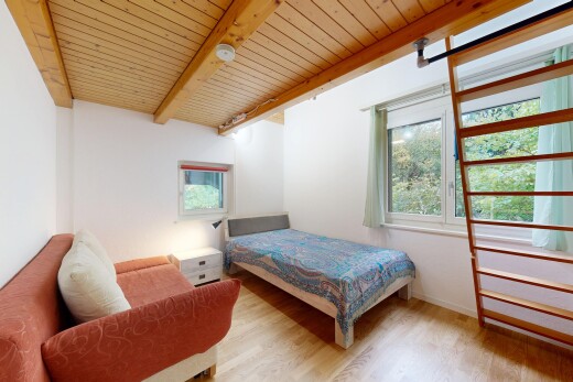 zimmer / schlafzimmer mit wood finish floor, holzfußboden, natural light, natürliches licht, und inside property