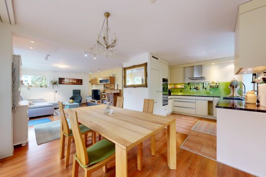 esszimmer mit inside property, bemerkenswerter kronleuchter, holzfußboden, wood finish floor, und waschbecken