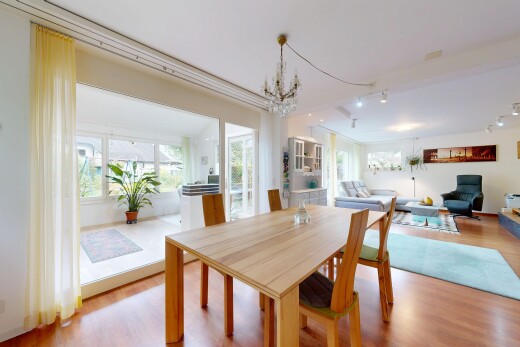 esszimmer mit wood finish floor, holzfußboden, inside property, bemerkenswerter kronleuchter, und drywall