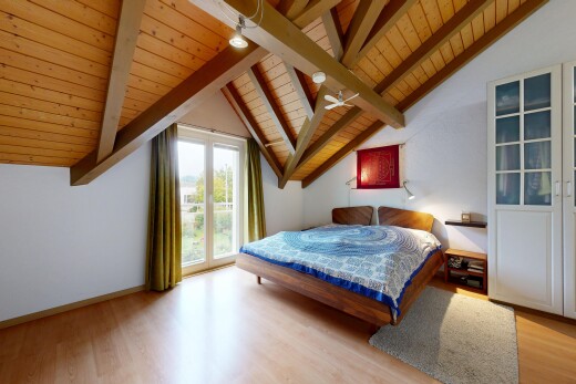 zimmer / schlafzimmer mit drywall, gipskartonwand, inside property, wood finish floor, und holzfußboden