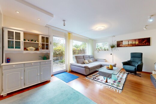 wohnzimmer mit wood finish floor, holzfußboden, inside property, natural light, und natürliches licht