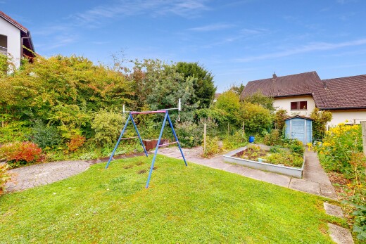garten mit rasen, garten, day time, spielplatz, und property visible