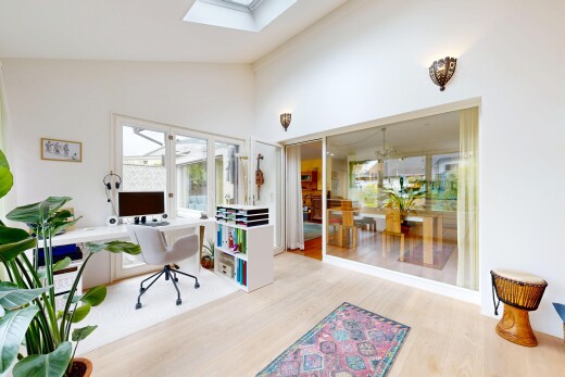 büro mit bürobereich, inside property, wood finish floor, holzfußboden, und drywall