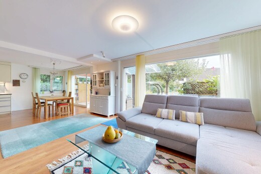 wohn- / esszimmer mit holzfußboden, wood finish floor, natürliches licht, natural light, und inside property