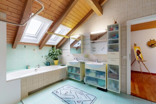 bad mit inside property, vaulted ceiling, dachschräge, bad, und komplettes badezimmer