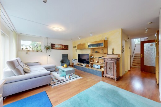 wohnzimmer mit holzfußboden, wood finish floor, natürliches licht, natural light, und inside property