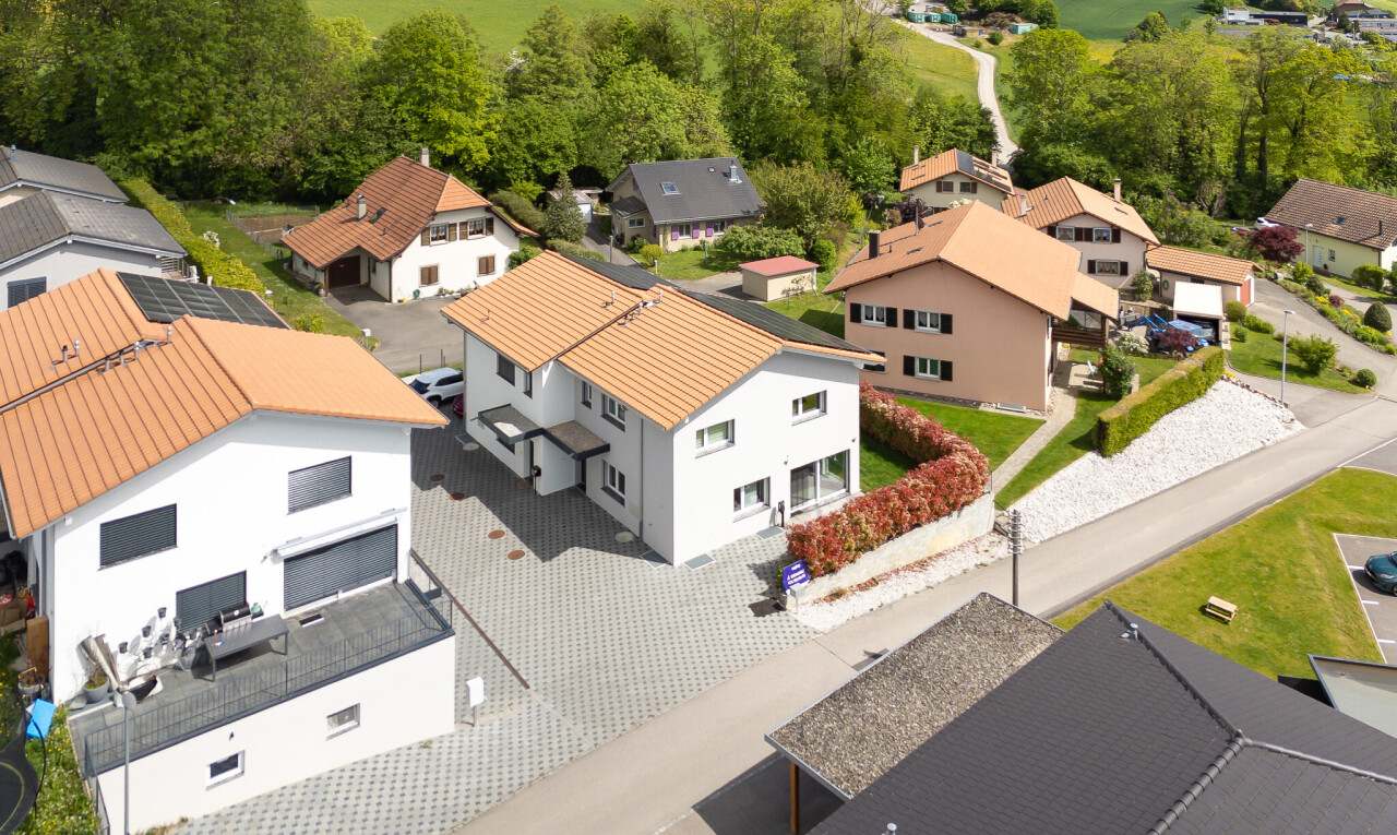 outdoor house featuring a residential view