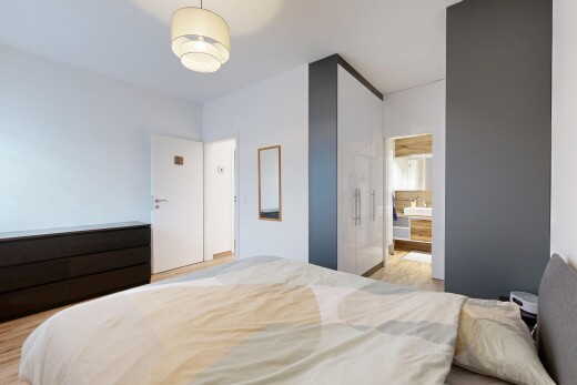 chambre avec inside property, cloison sèche, drywall, sol en finition bois, et wood finish floor