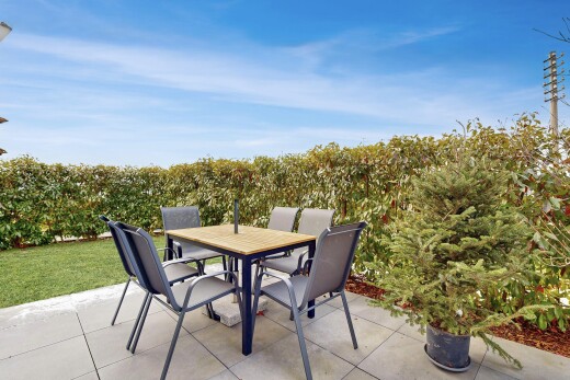 terrasse avec terrasse, coin repas extérieur, day time, et from property