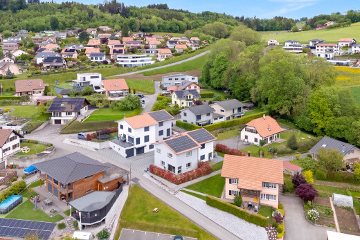 façade avec day time, residential view, vue résidentielle, et aerial view