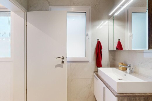 salle de bains avec lavabo (ou coiffeuse selon le contexte), inside property, dosseret, backsplash, et mur en carrelage