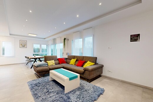 living / dining area featuring a raised ceiling and recessed lighting