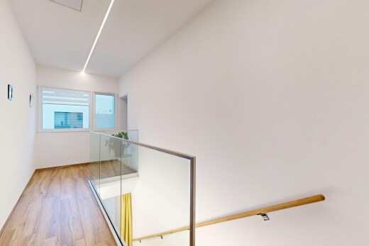 escaliers avec sol en finition bois, wood finish floor, inside property, cloison sèche, et drywall