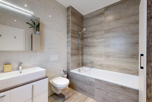 salle de bains avec douche-bain combinés, lavabo (ou coiffeuse selon le contexte), salle de bain complète, mur en carrelage, et tile wall
