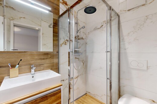 salle de bains avec salle de bain complète, miroir, lavabo (ou coiffeuse selon le contexte), douche, et inside property