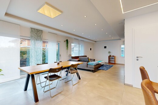 salon / salle à manger avec plafond à plateaux, tray ceiling, inside community, lumière naturelle, et natural light