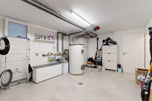 parking avec chauffe-eau et inside property