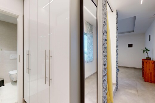couloir avec inside property, cloison sèche, et drywall